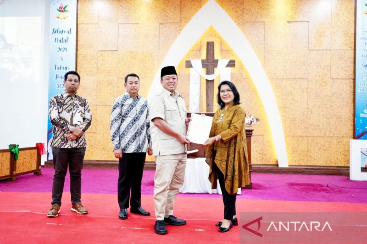 Menteri Nusron serahkan sertipikat gereja jelang Natal