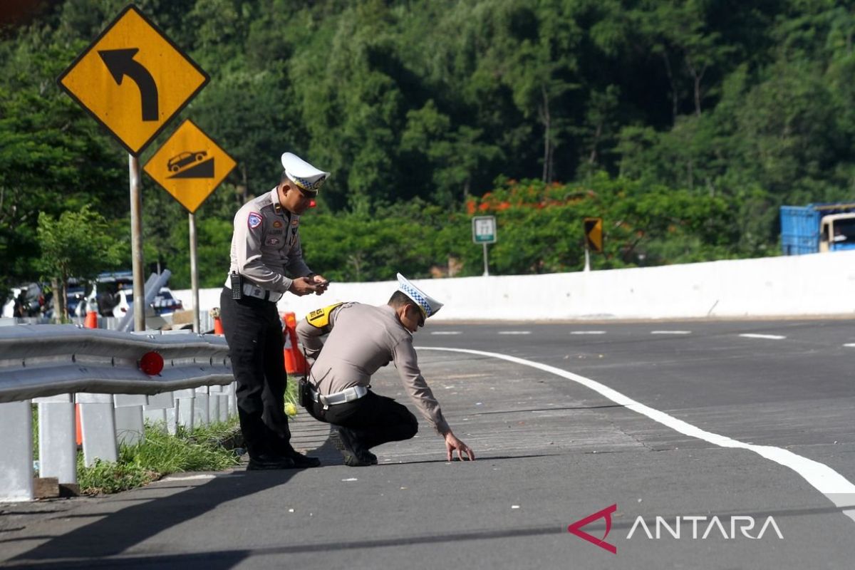 Penyebab kecelakaan di Tol Pandaan-Malang akibat truk over heat dan gangguan sistem rem