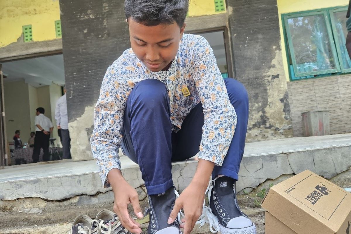 PHE ONWJ mendonasikan 1.500 pasang sepatu siswa SD dan SMP