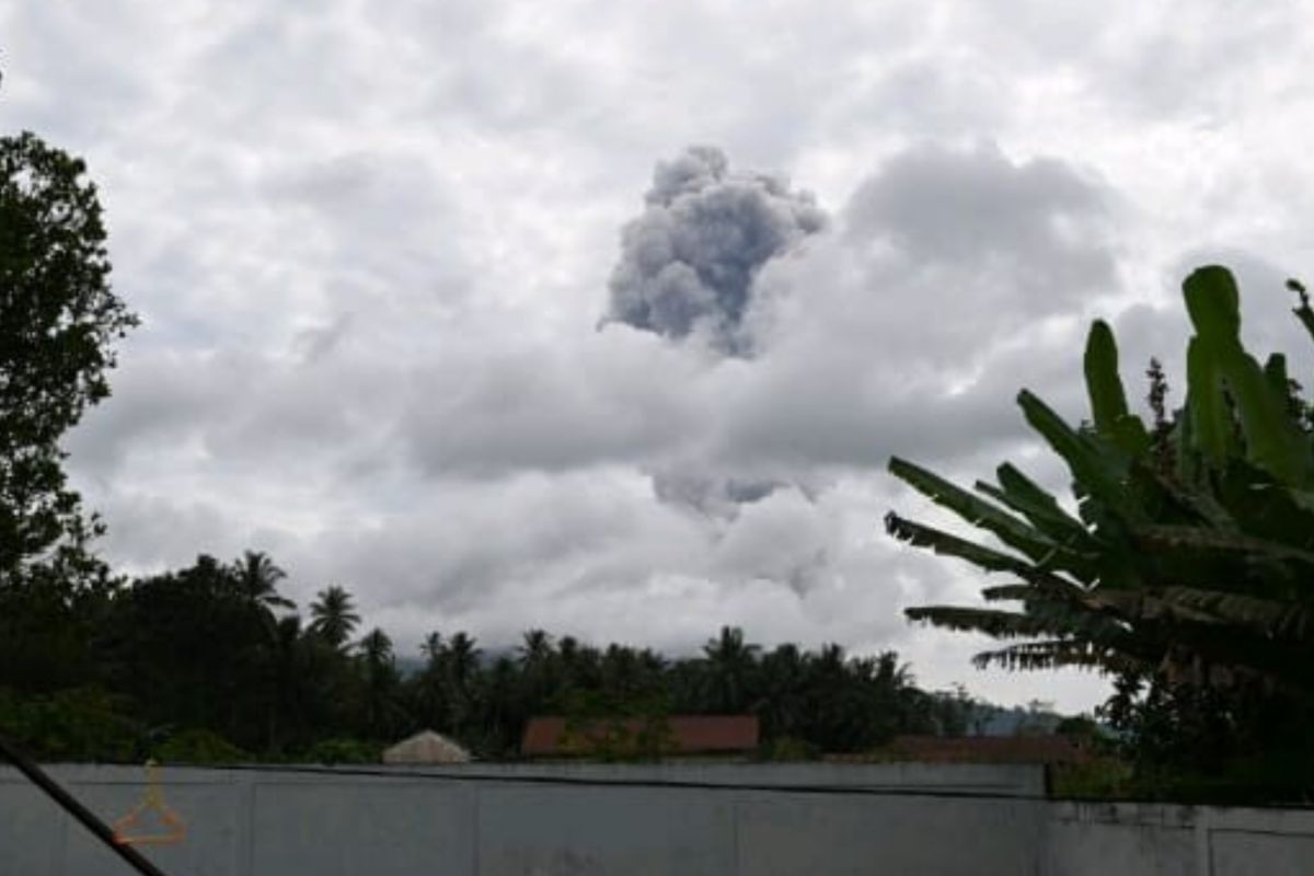 PGA sebut erupsi Gunung Ibu kembali lontarkan abu vulkanik setinggi 2.000 meter