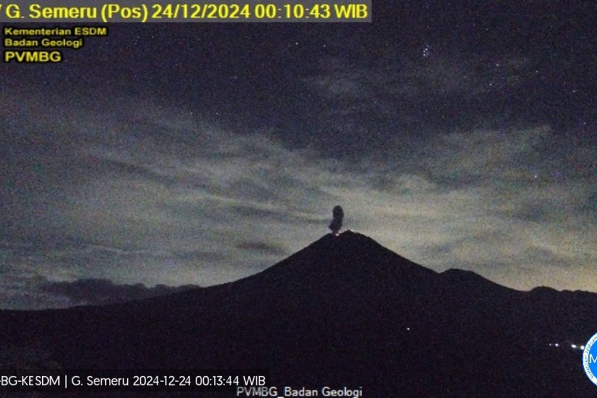 Erupsi Gunung Semeru disertai letusan setinggi 900 meter di atas puncak