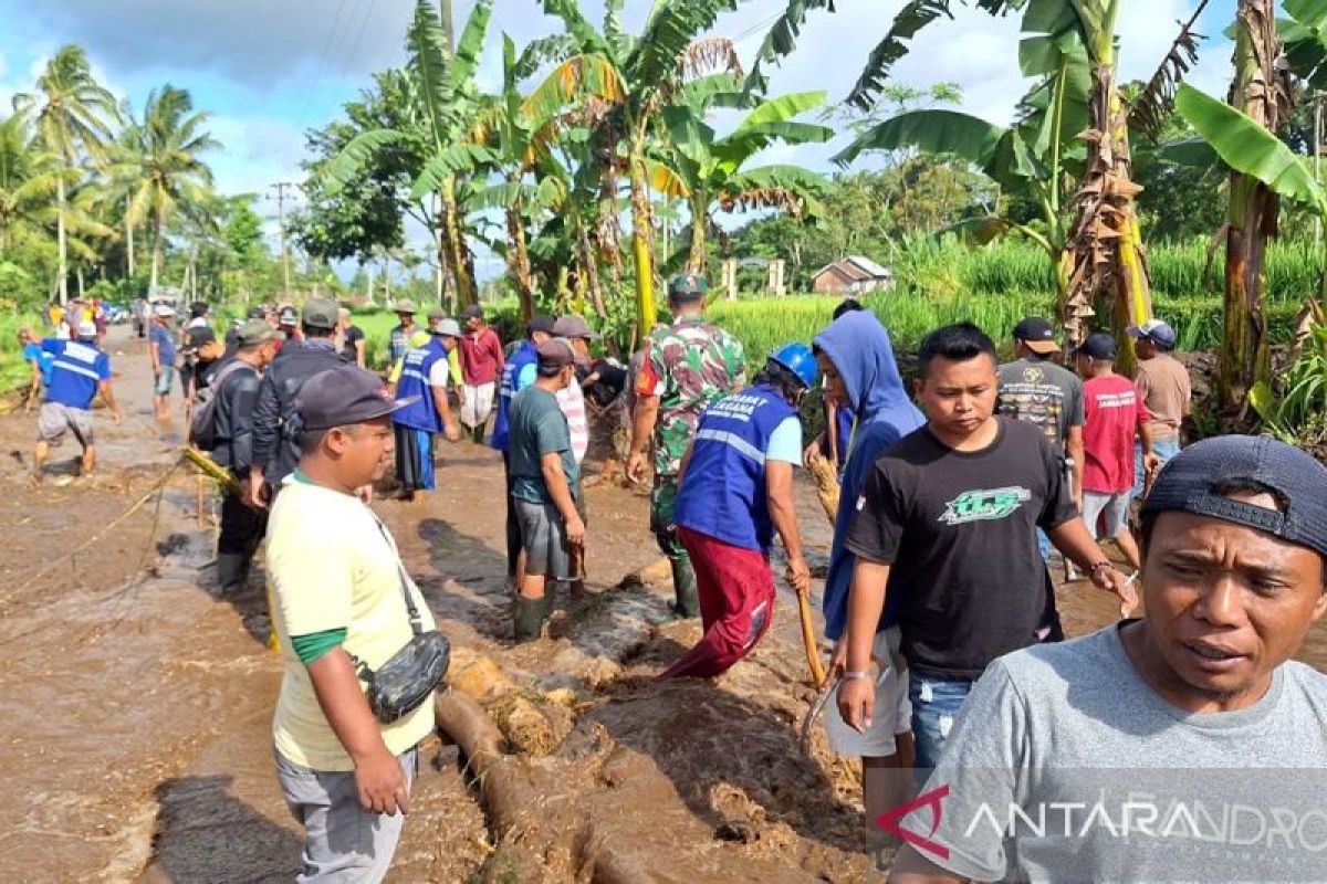 Banjir bandang terjang tiga desa di Jember, rumah warga rusak berat