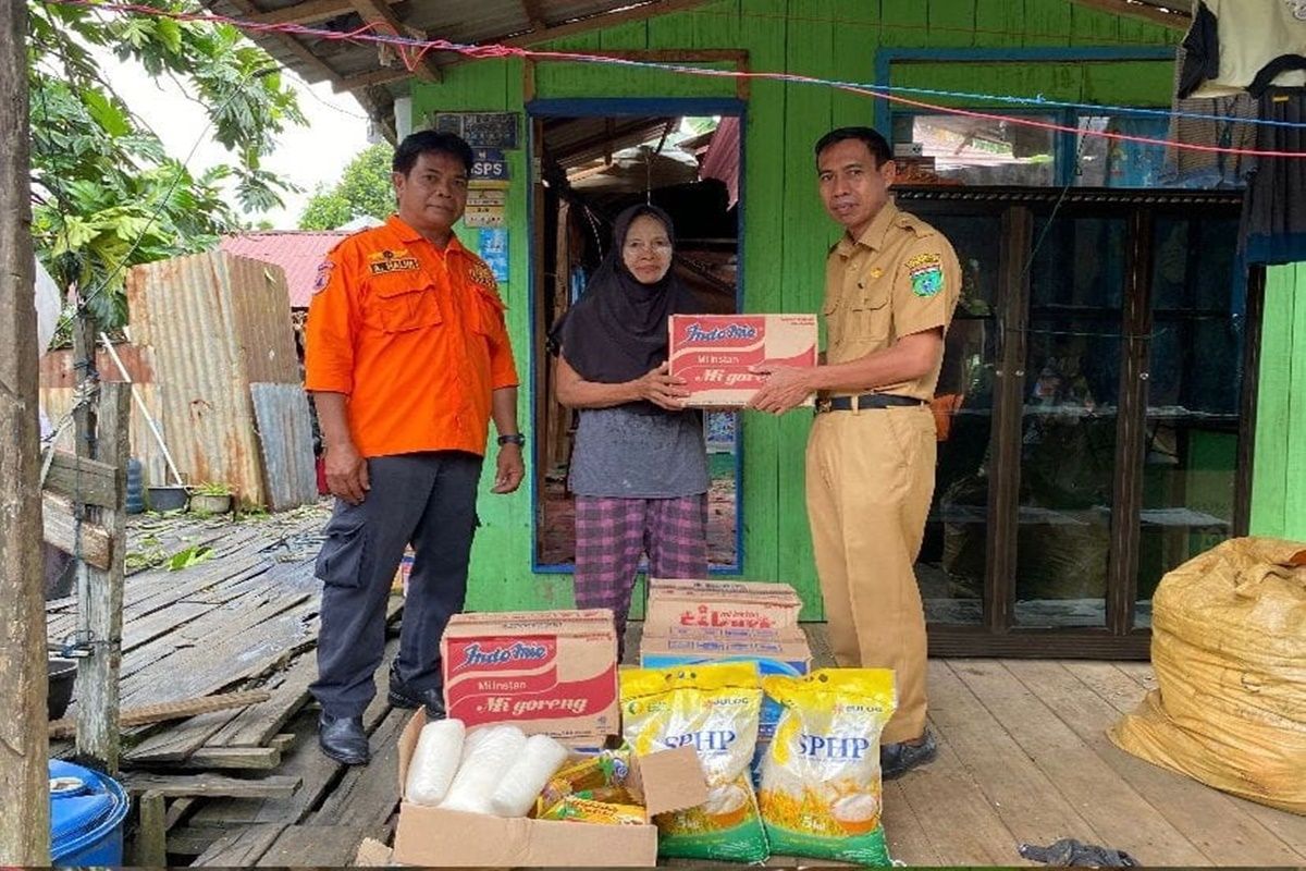 Korban pohon tumbang di Desa Kersik Putih terima bantuan