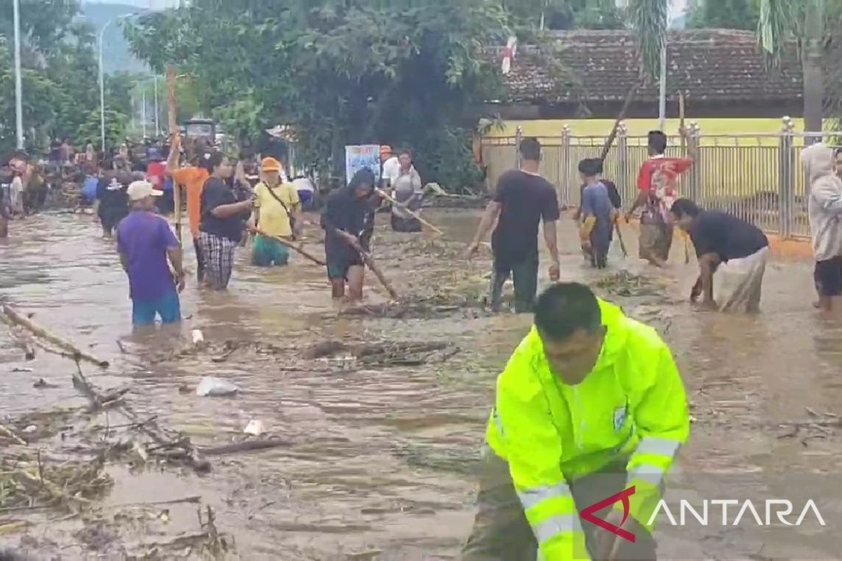 Banjir bandang terjang puluhan rumah dan fasilitas umum di Situbondo