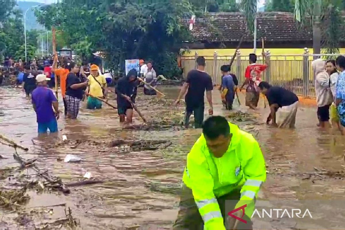 Puluhan rumah dan fasilitas umum di Situbondo diterjang banjir bandang