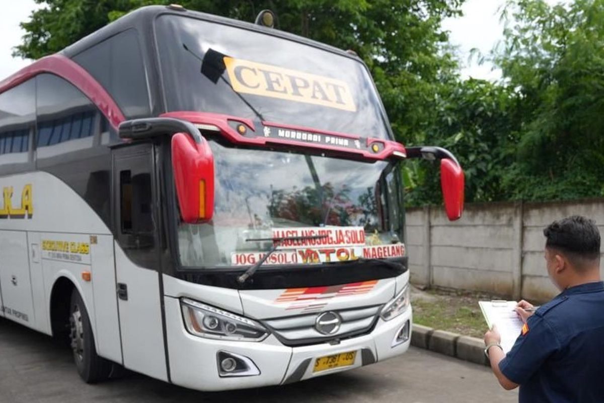 Sambut Nataru, petugas Terminal Madiun periksa kelaikan bus