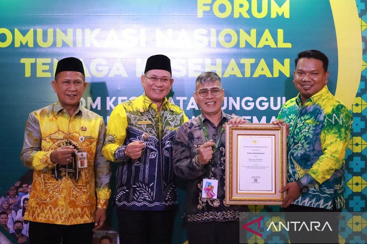 Pemrov Kalsel beri penghargaan Kabupaten Kotabaru terkait