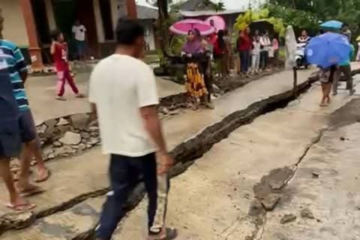 Pergerakan tanah sebabkan jalan penghubung antardesa di Sragen retak