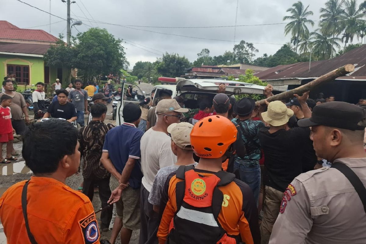 Tim SAR evakuasi  dua korban yang hanyut di luapan Sungai Bah Sombu