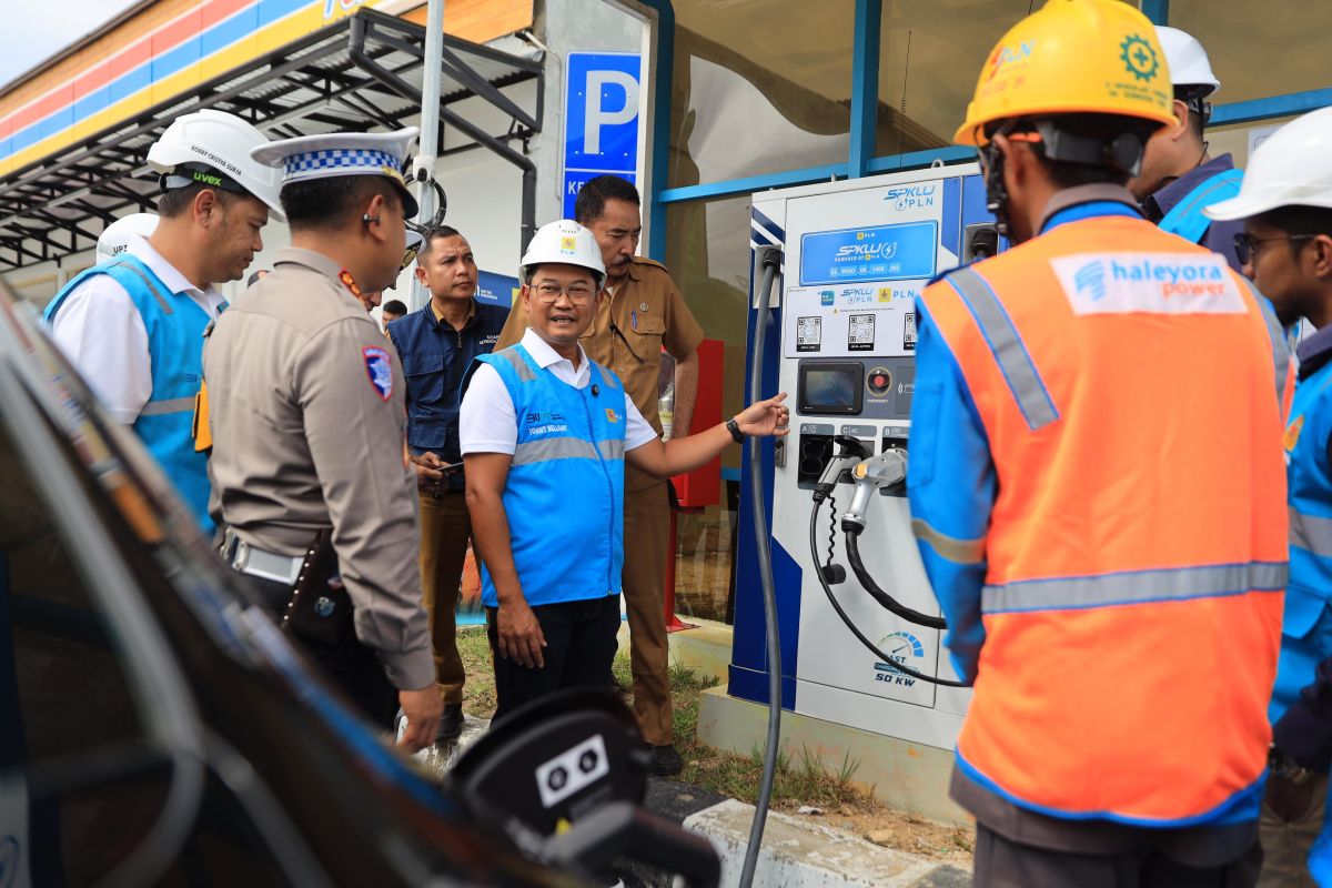 GM PLN Riau Kepri bersama stakeholder tinjau SPKLU jelang Nataru