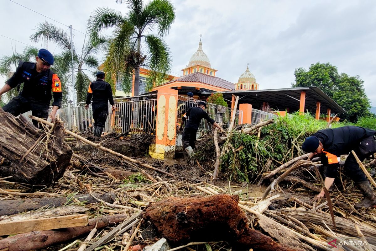 Personel Brimob bantu warga terdampak banjir bandang di Situbondo