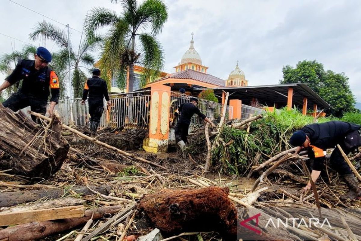 Personel Brimob bantu warga terdampak banjir bandang di Situbondo