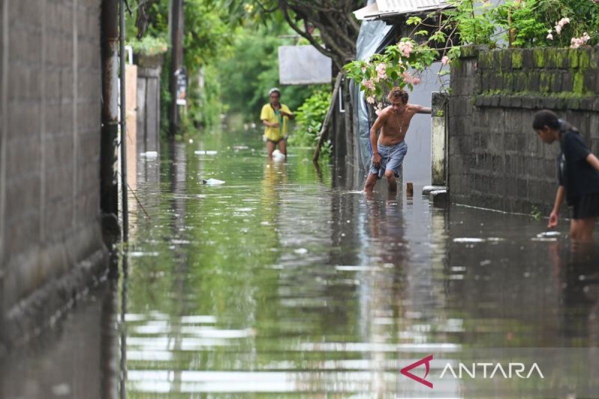 Sebagian besar wilayah Indonesia diprediksi hujan ringan, pada Jumat