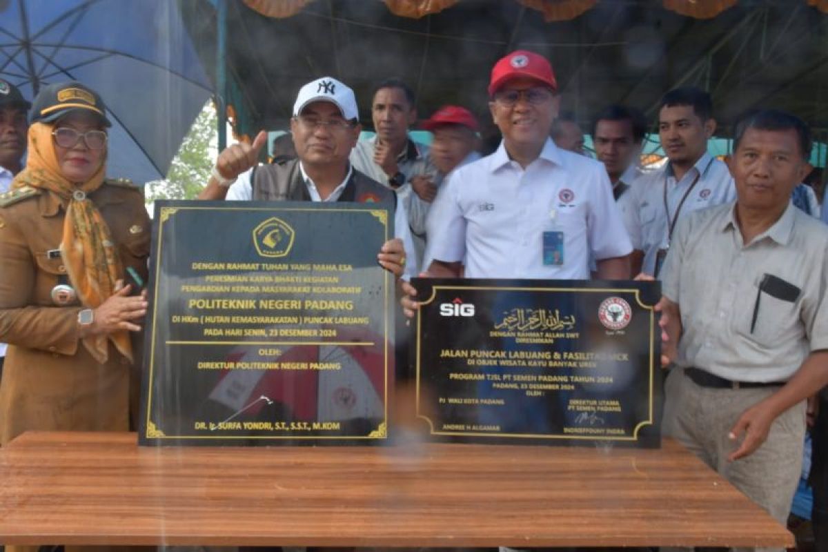 PT Semen Padang Dukung Infrastruktur HKm Puncak Labuang dan MCK Objek Wisata Kayu Banyak Urek di Kelurahan Limau Manis