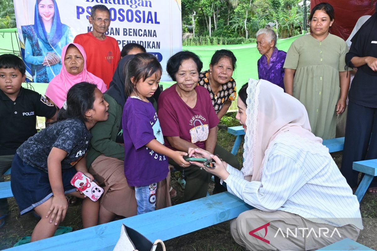 Anggota DPR Novita kunjungi korban tanah bergerak di  Trenggalek