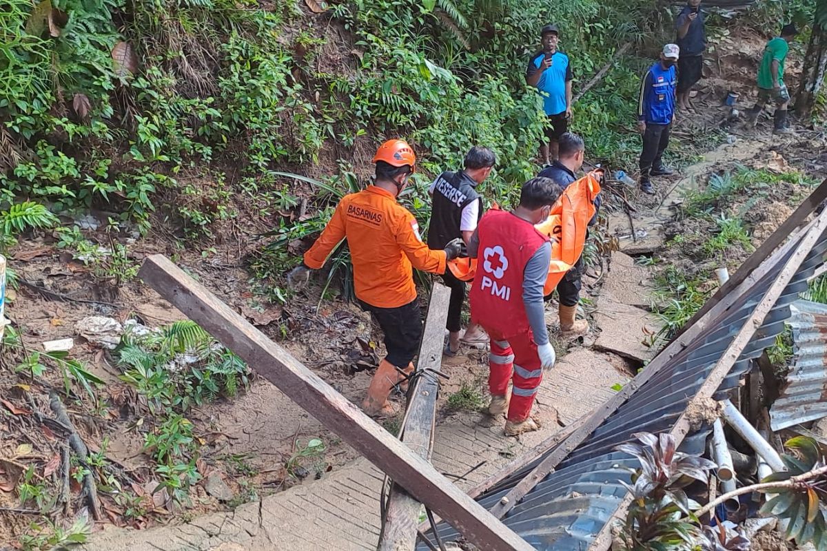 Dua korban tanah longsor  ditemukan meninggal dunia