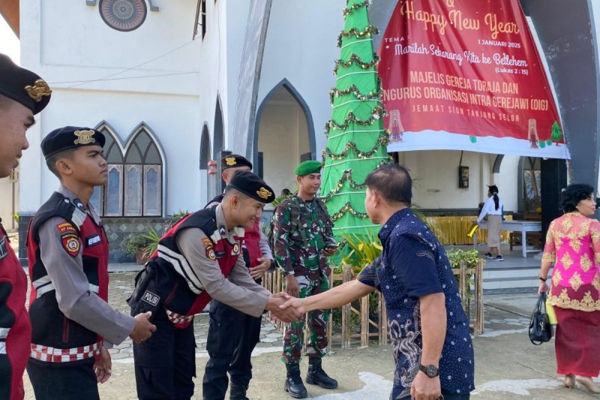 Ditsamapta Polda Kaltara di Gereja Toraja Selama Perayaan Natal 2024 Berikan Rasa Aman dan Nyaman