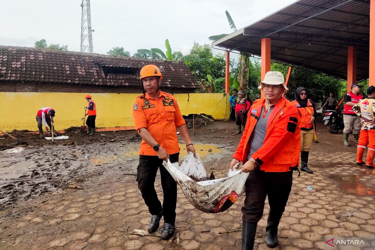 Pramuka Situbondo imbau pemerintah evaluasi aktivitas pertambangan