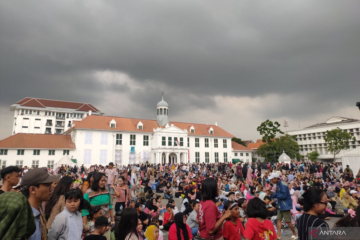 Pengunjung Kota Tua Jakarta Barat tetap padati kawasan meski hujan gerimis