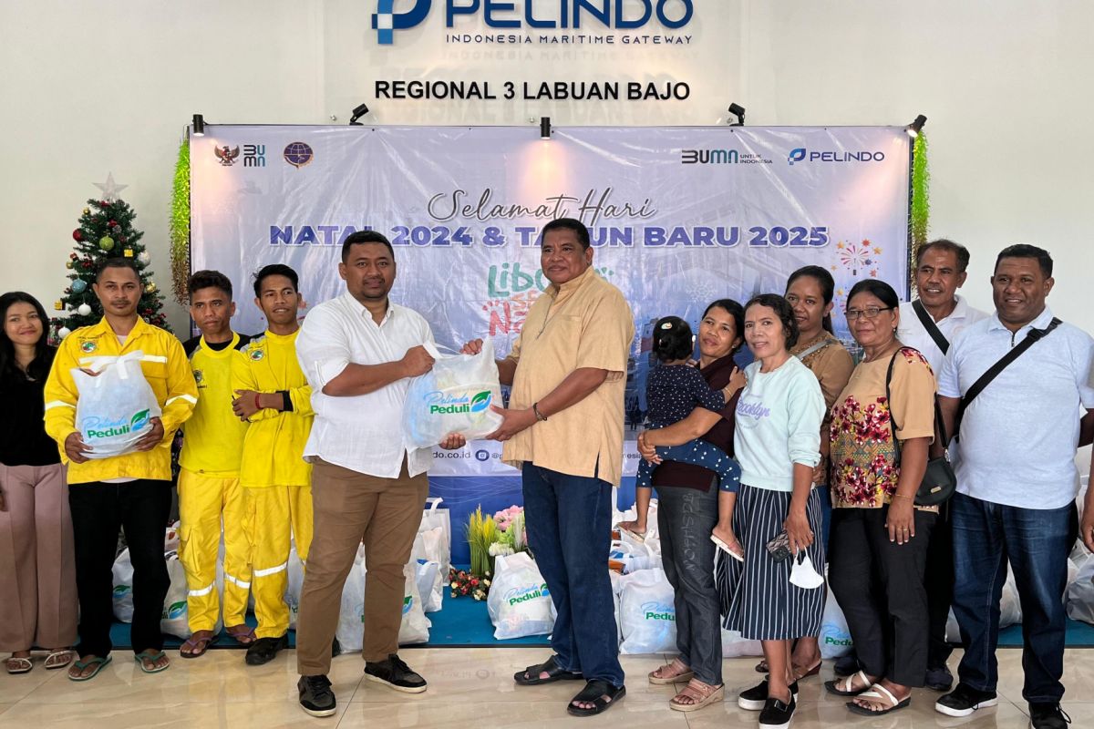 Pelindo Regional 3 bagi paket sembako bagi warga Labuan Bajo