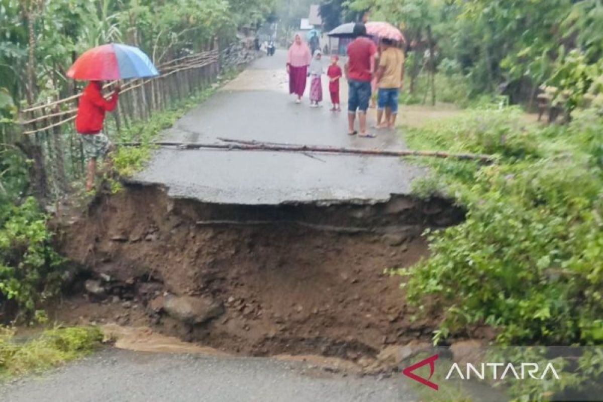 BPBD Nagan Raya Aceh kerahkan petugas menangani longsor di pedalaman