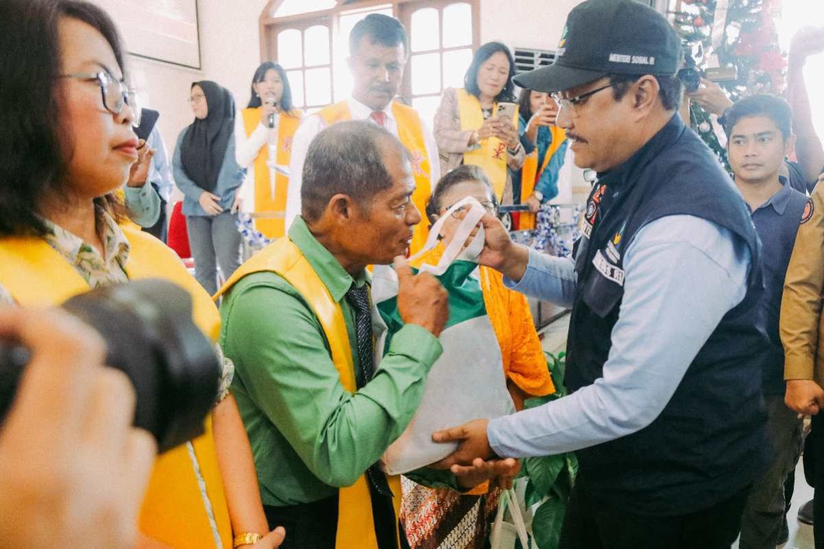 Mensos berbagi kasih dengan korban banjir di Gereja Toraja Klasis Makassar