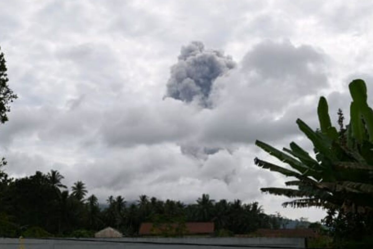 Gunung Ibu kembali semburkan abu vulkanik setinggi 1.500 meter