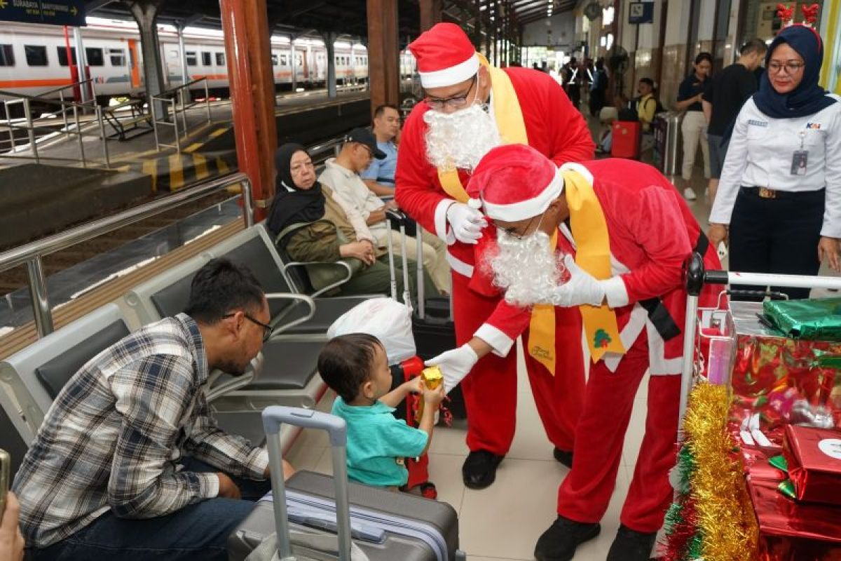 Sinterklas bagi-bagi hadiah di Stasiun Jember