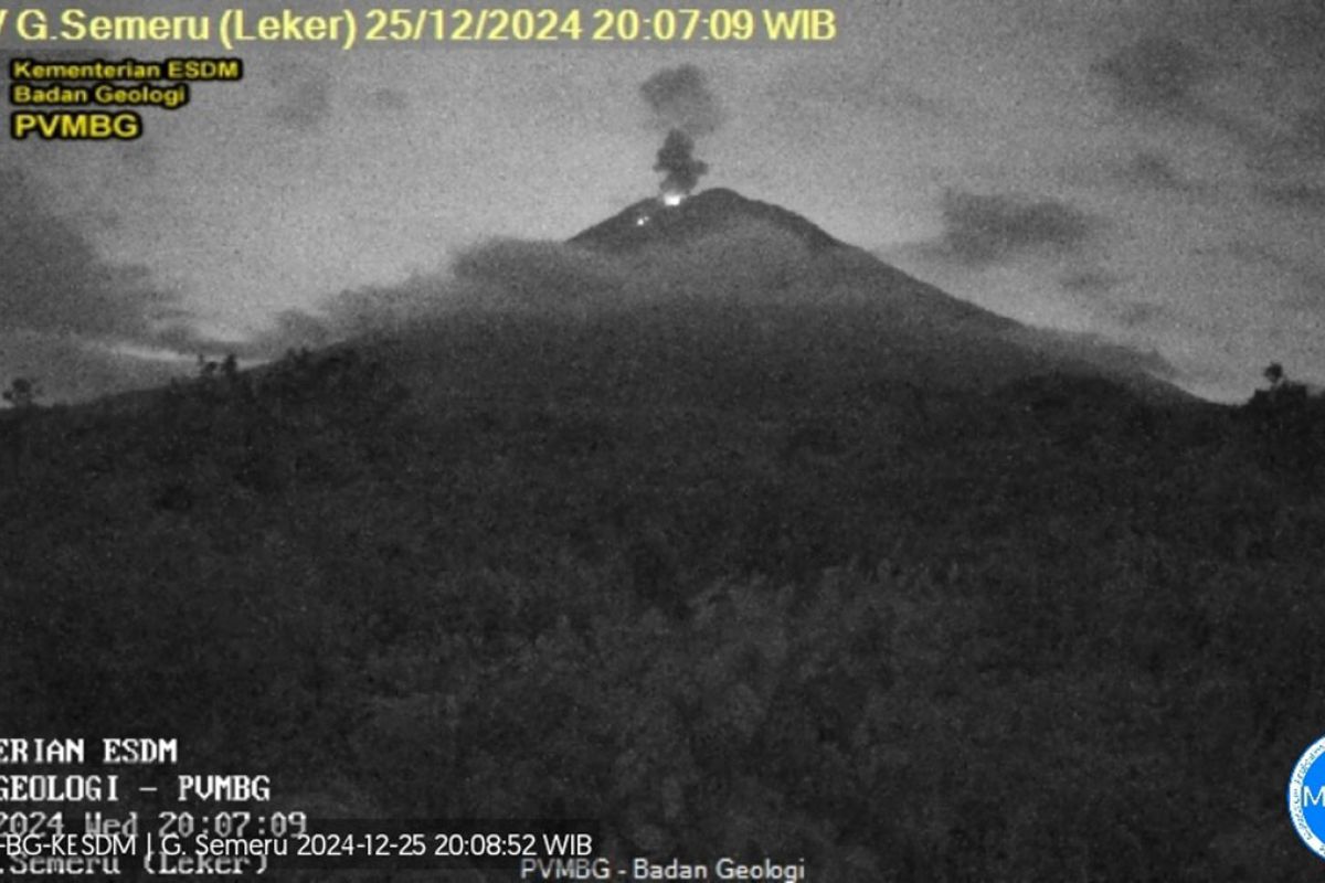 Malam ini Gunung Semeru kembali erupsi dengan tinggi letusan 700 meter