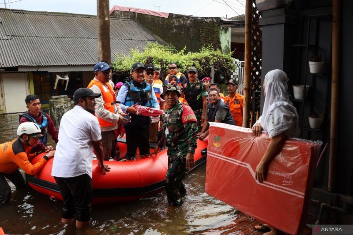 Banjir di Makassar, tim medis siaga obat dan ambulans