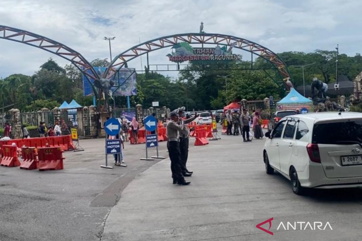 Hujan sebabkan pengunjung Taman Margasatwa Ragunan turun pada libur Natal hari ini