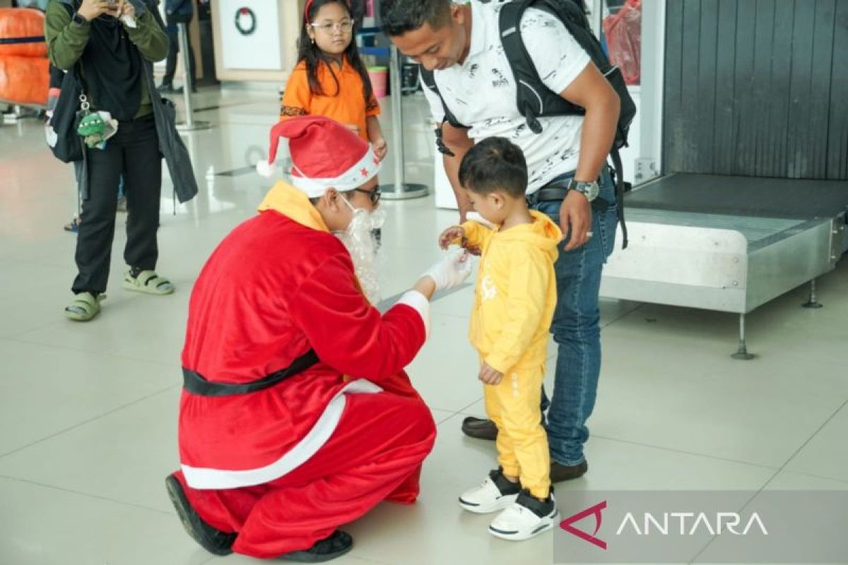 Santa Clause bagikan coklat dan tanda mata di Bandara Balikpapan