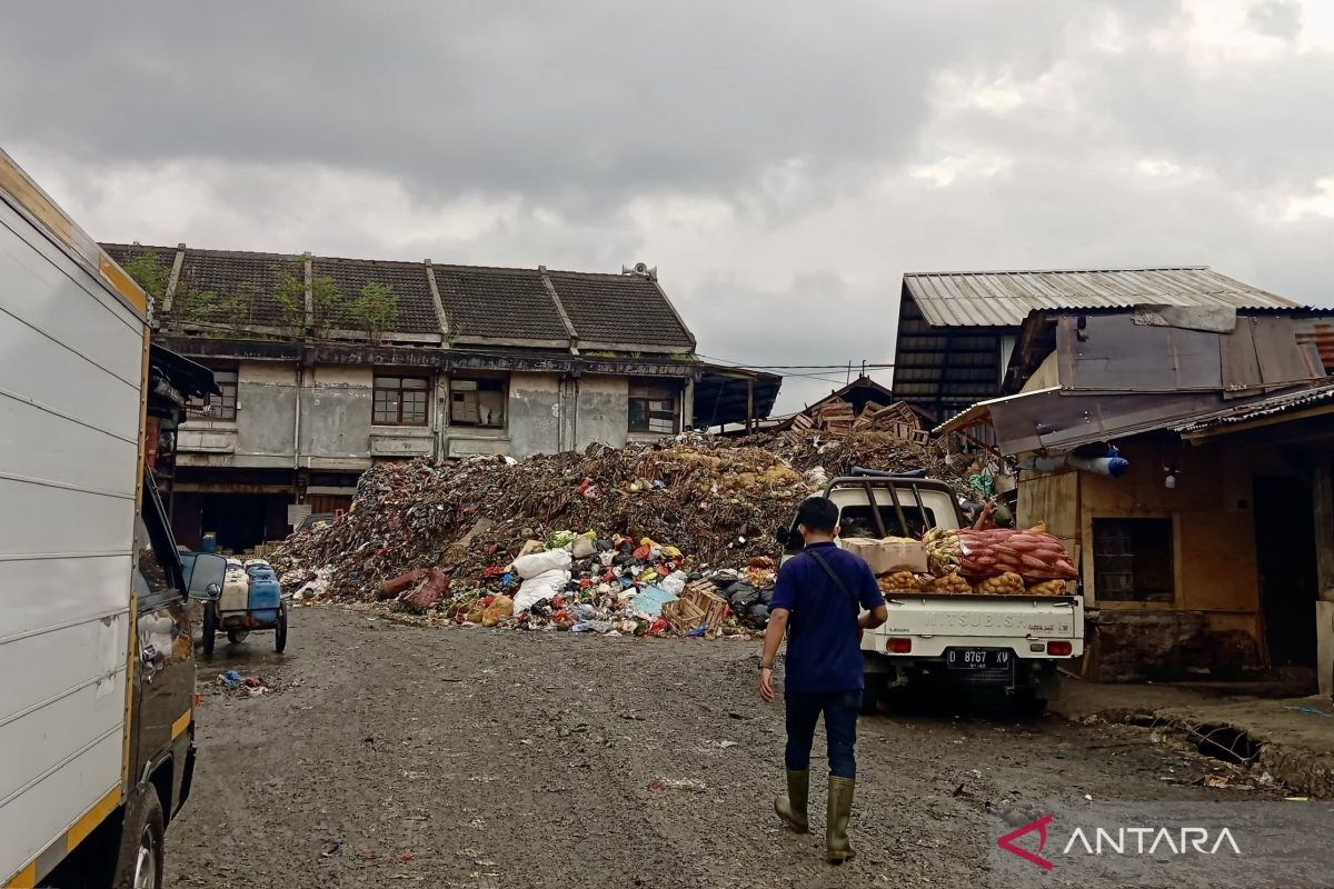 Pemkot Bandung tegur pengelola Pasar Caringin soal tumpukan sampah