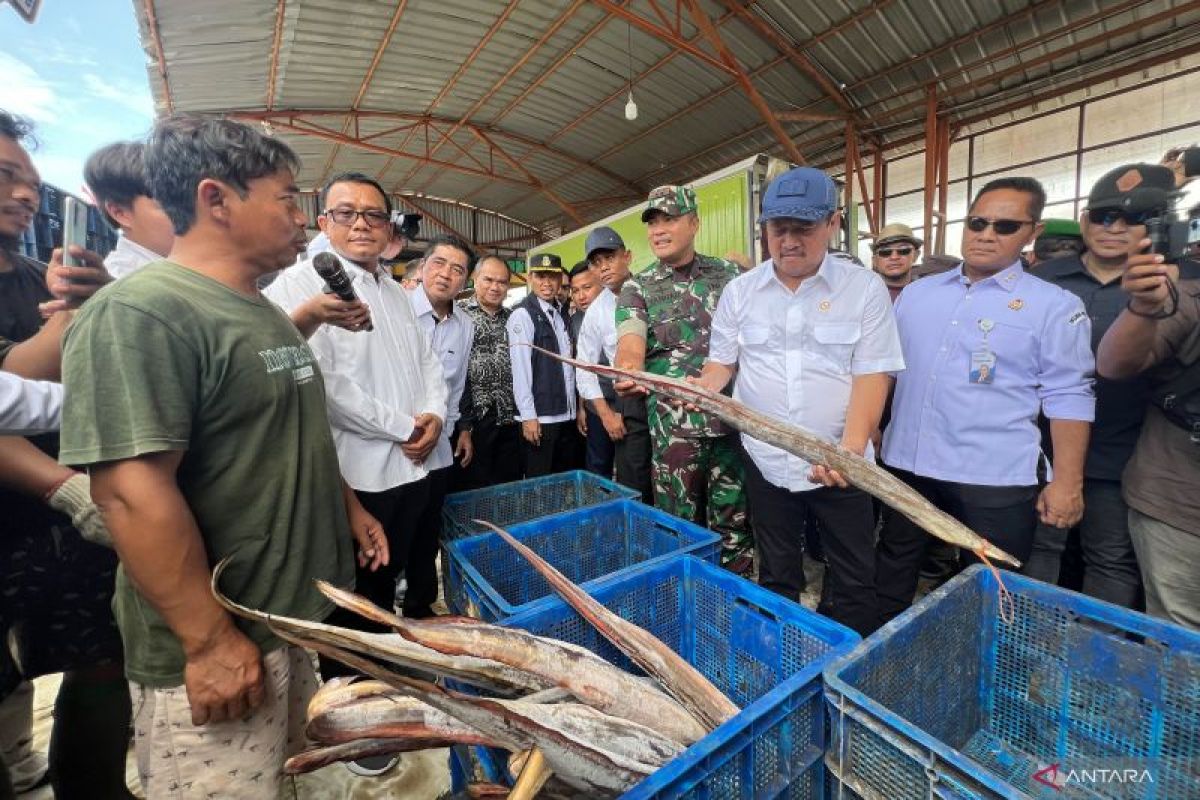 Menteri Sakti Wahyu Trenggono cek stok-harga ikan di Pelabuhan Karangsong