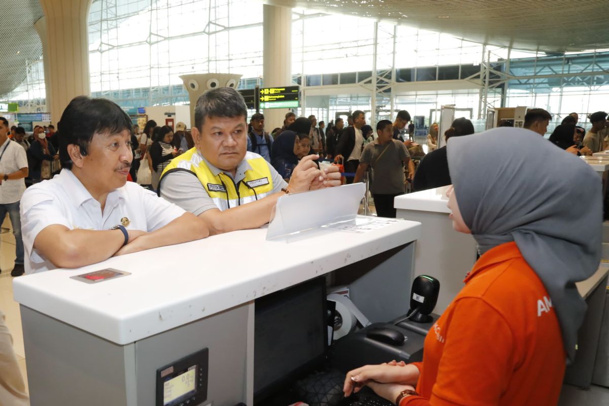 Kemenhub mengcek kelancaran angkutan udara Nataru di Makassar