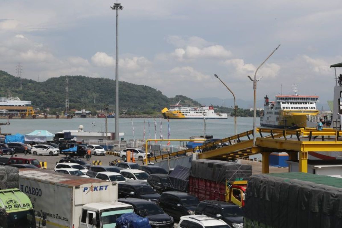 Pelabuhan Merak seberangkan penumpang capai 309.953 orang dari Jawa ke Sumatera