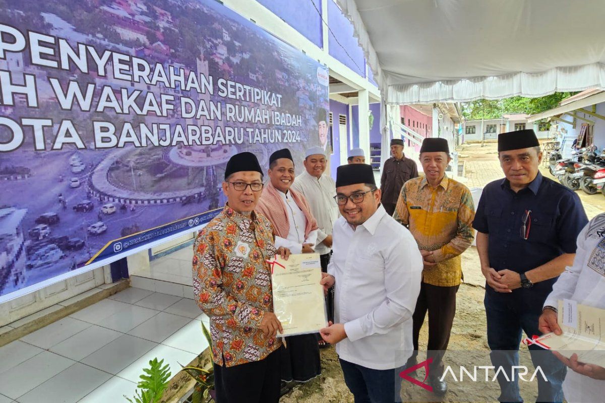 Kementerian ATR/BPN dan Komisi II DPR RI serahkan sertifikat tanah wakaf