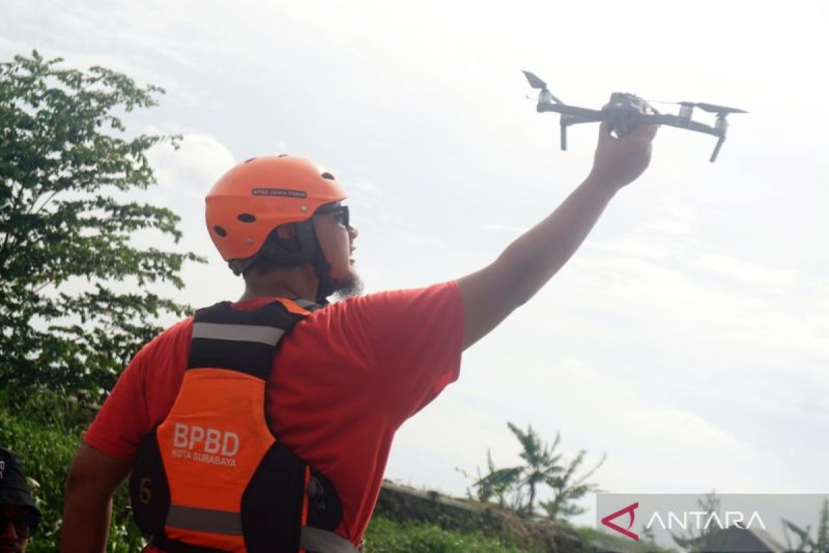 Tim SAR gunakan drone untuk mencari balita terseret arus di Surabaya