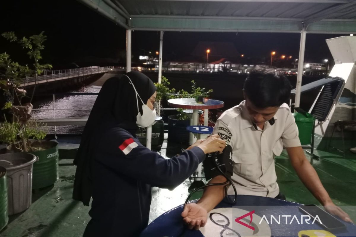 Dokkes Polres Bangka Barat cek kesehatan ABK di pelabuhan