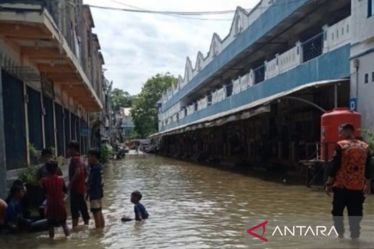 Puluhan personel BPBD HST bantu ribuan warga terdampak banjir