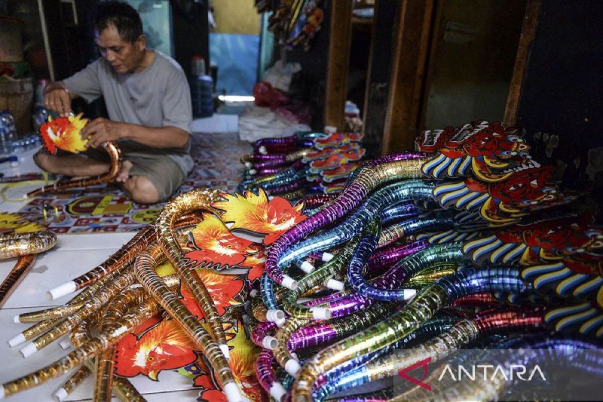 Produksi terompet tahun baru di Kota Serang