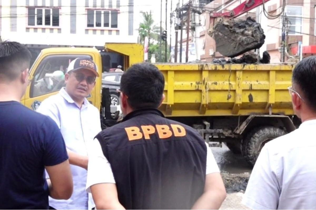 Pemkot Kendari gunakan alat berat bersihkan drainase guna cegah banjir