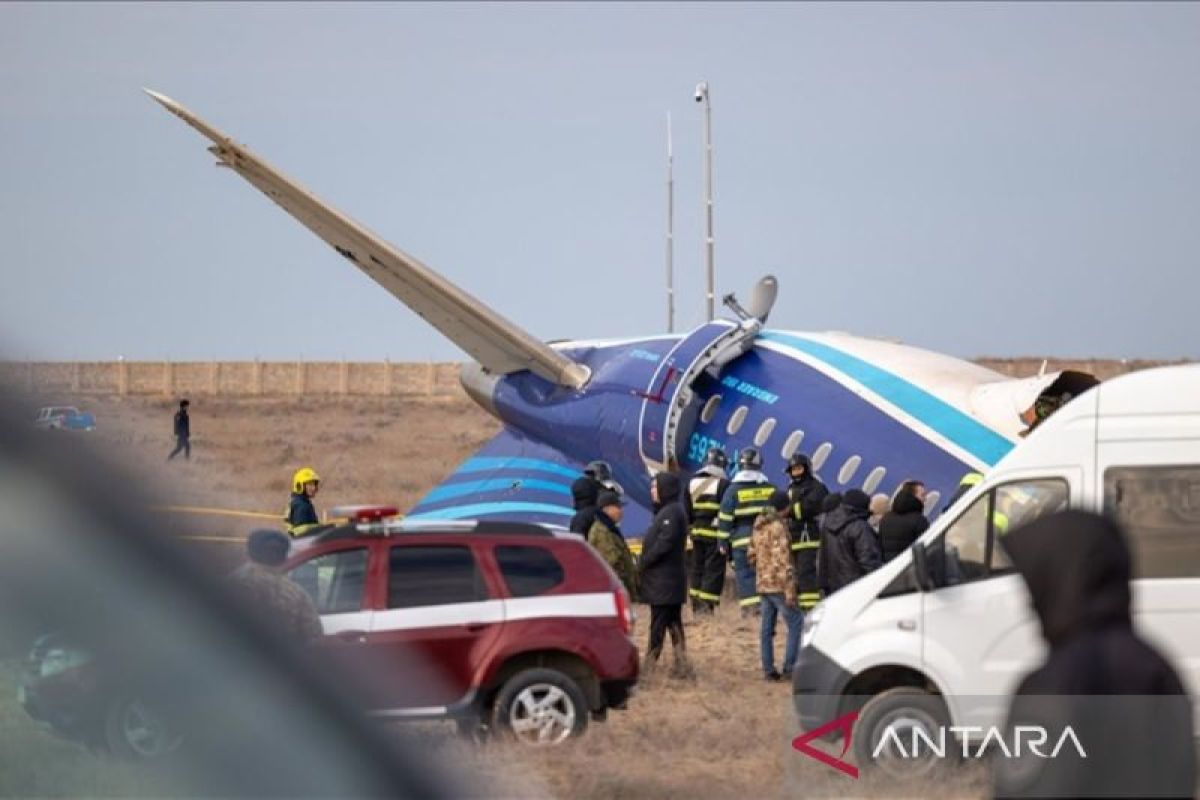 Sejumlah lubang di puing pesawat Azerbaijan Airlines memicu spekulasi ...