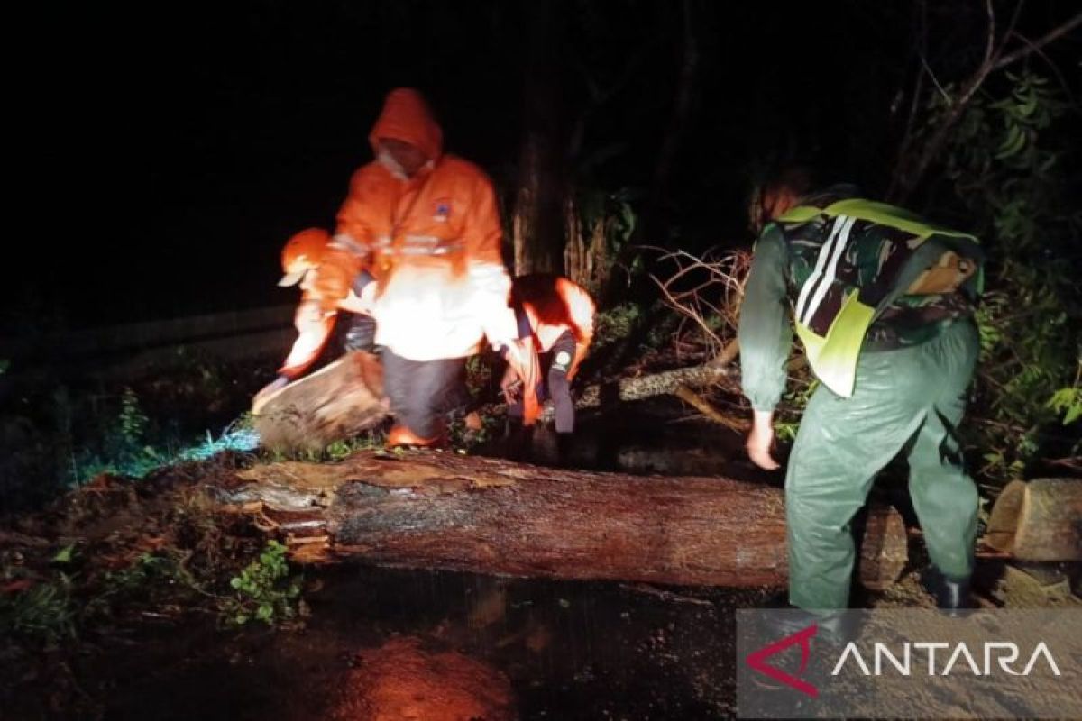 Puluhan bangunan di Pamekasan rusak akibat angin kencang