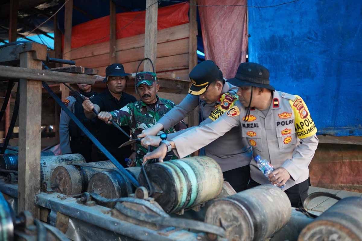 Tim gabungan Polda Aceh hentikan operasional tambang emas ilegal di Pidie