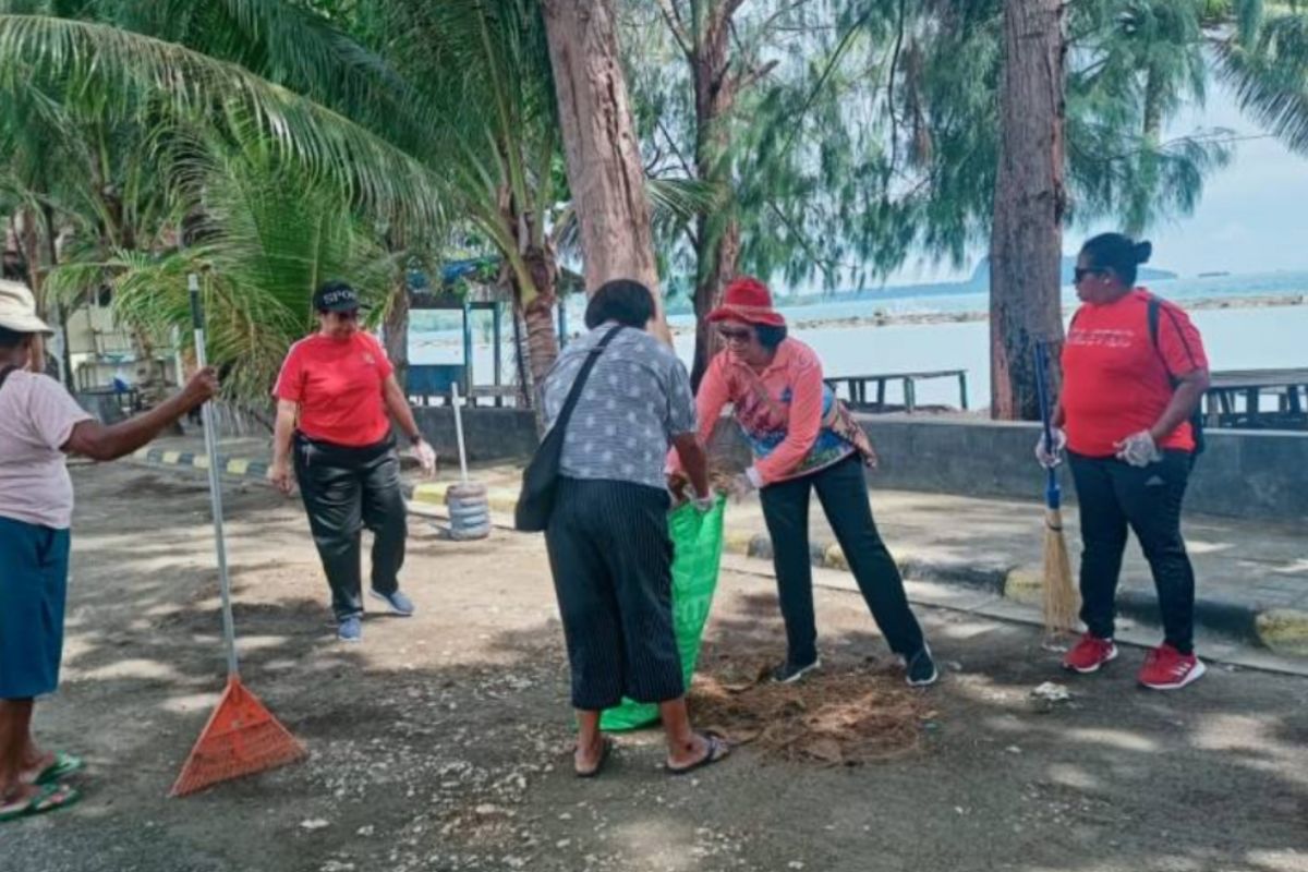 Peduli lingkungan, GOW Kota Jayapura lakukan aksi gerebek sampah di Pantai Hamadi