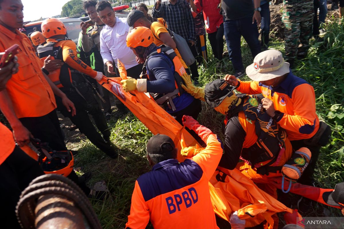 Balita hanyut, kalung milik korban masih menempel