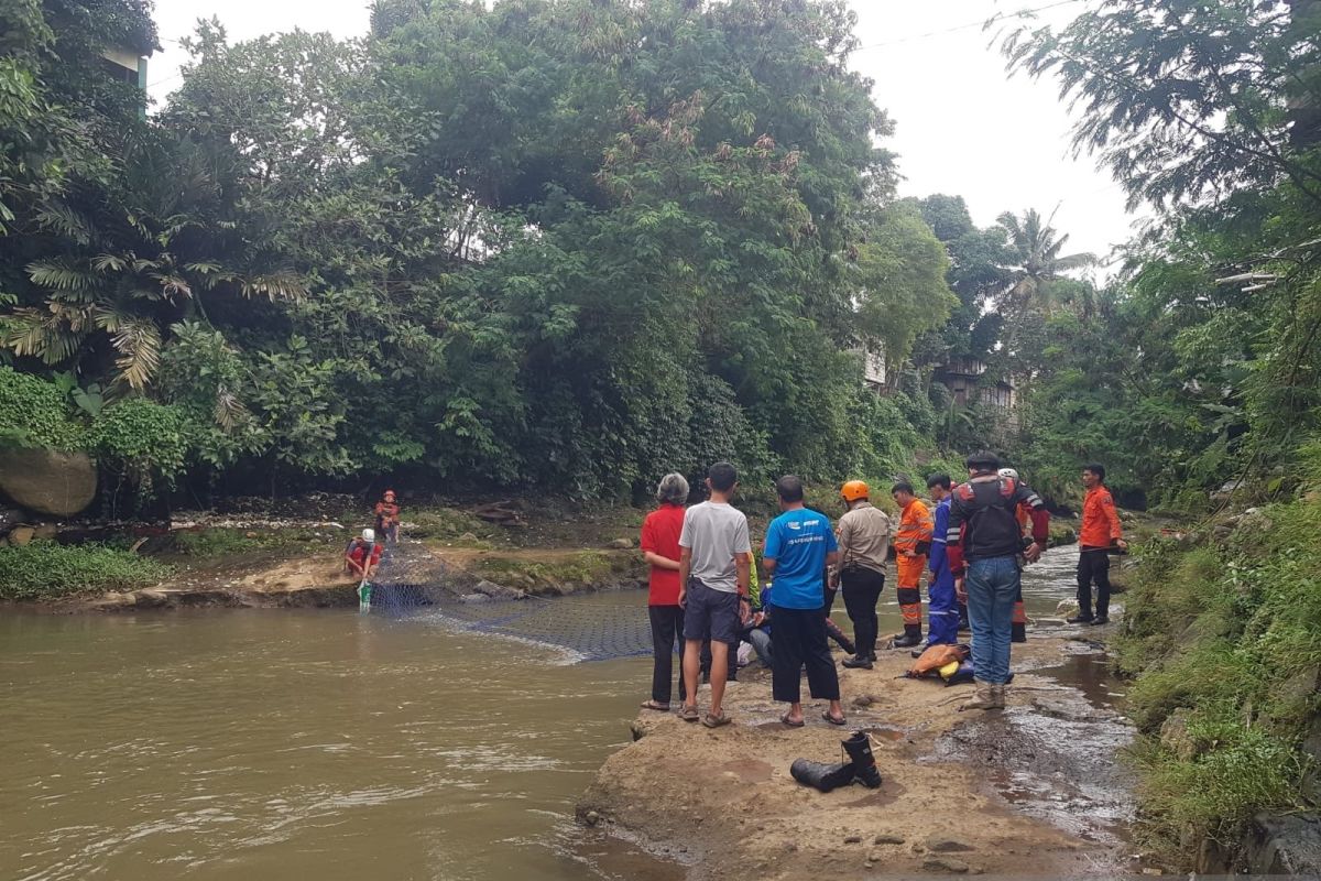 Tim gabungan lakukan pencarian anak hanyut di Sungai Ciliwung