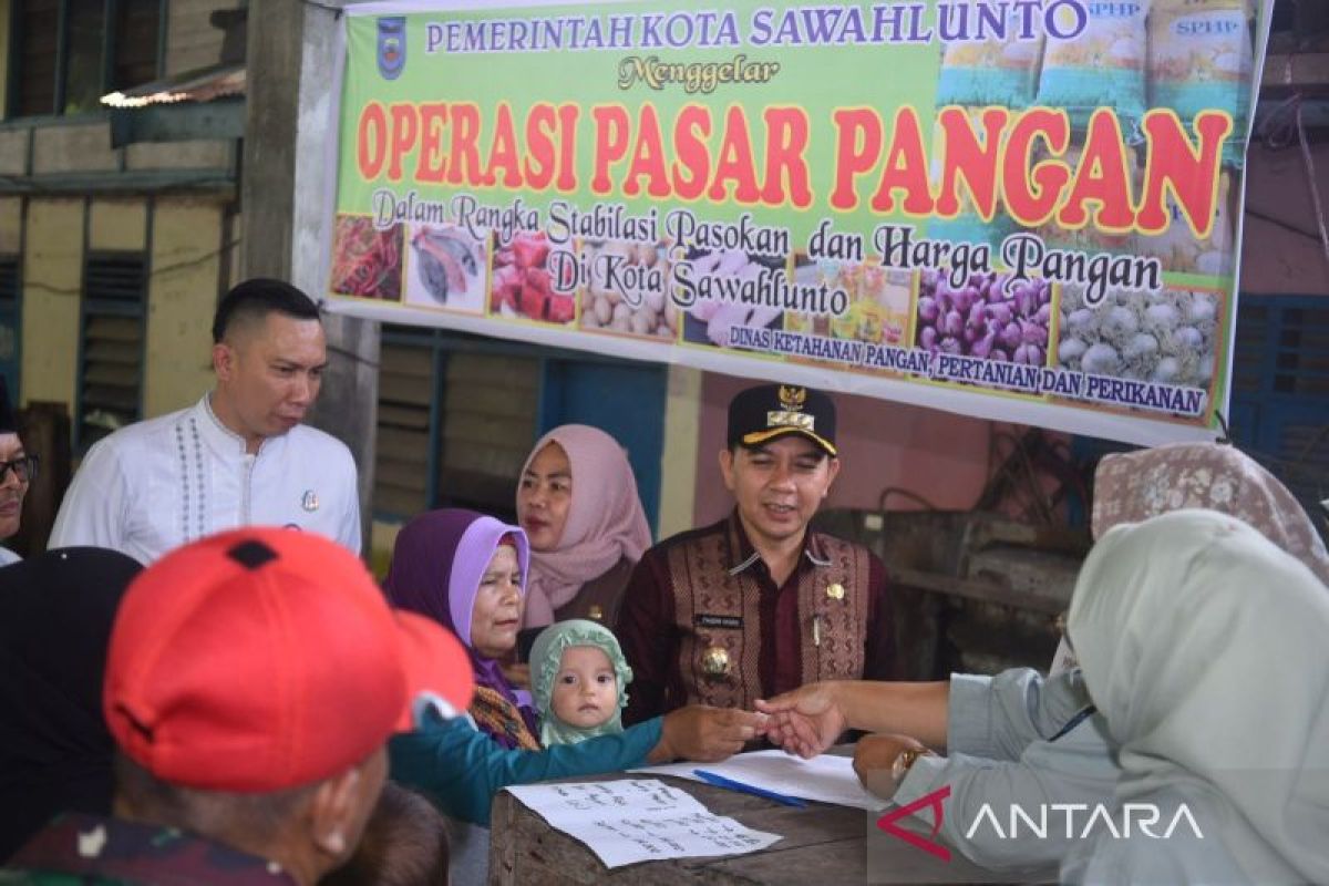 Pemkot Sawahlunto dan Bank Nagari bantu ringankan pengeluaran warga Desa Taratak Bancah