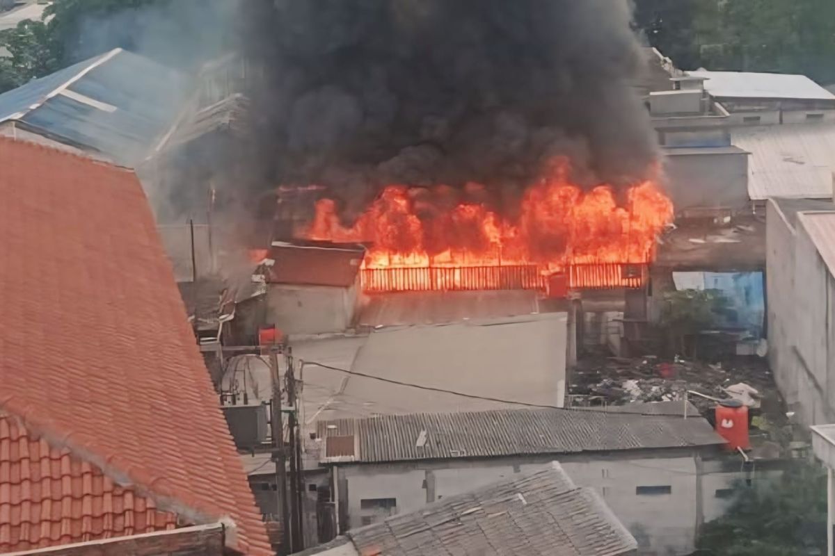 Sebanyak 13 rumah kontrakan di Klender hangus terbakar